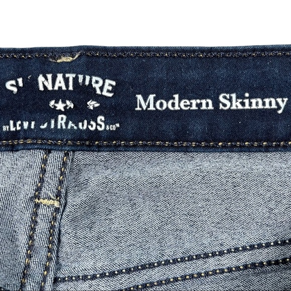 Signature Levi’s Strauss size 32 blue distressed stretchy skinny jeans like new - Picture 9 of 9